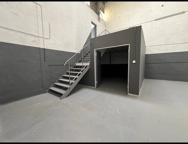 176M² WAREHOUSE TO LET IN SEBENZA